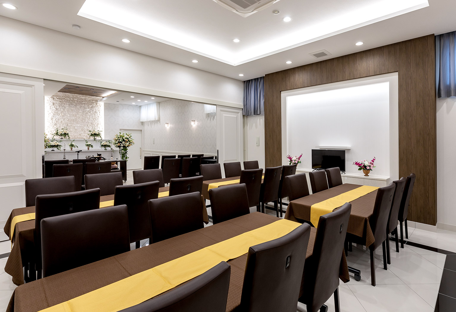 会食室からホールを見た場合
